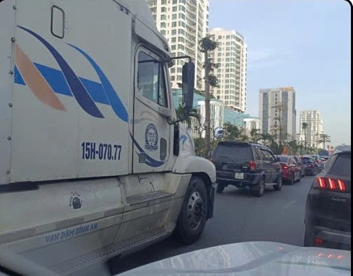 Xe đầu kéo đi vào đường cấm ở Hải Phòng. Ảnh: Ban An toàn giao thông TP Hải Phòng