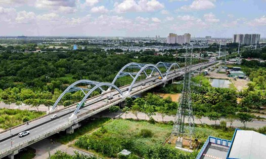 Vành đai 2 TPHCM, đoạn gần cầu Phú Hữu (TP Thủ Đức). Ảnh: Như Quỳnh
