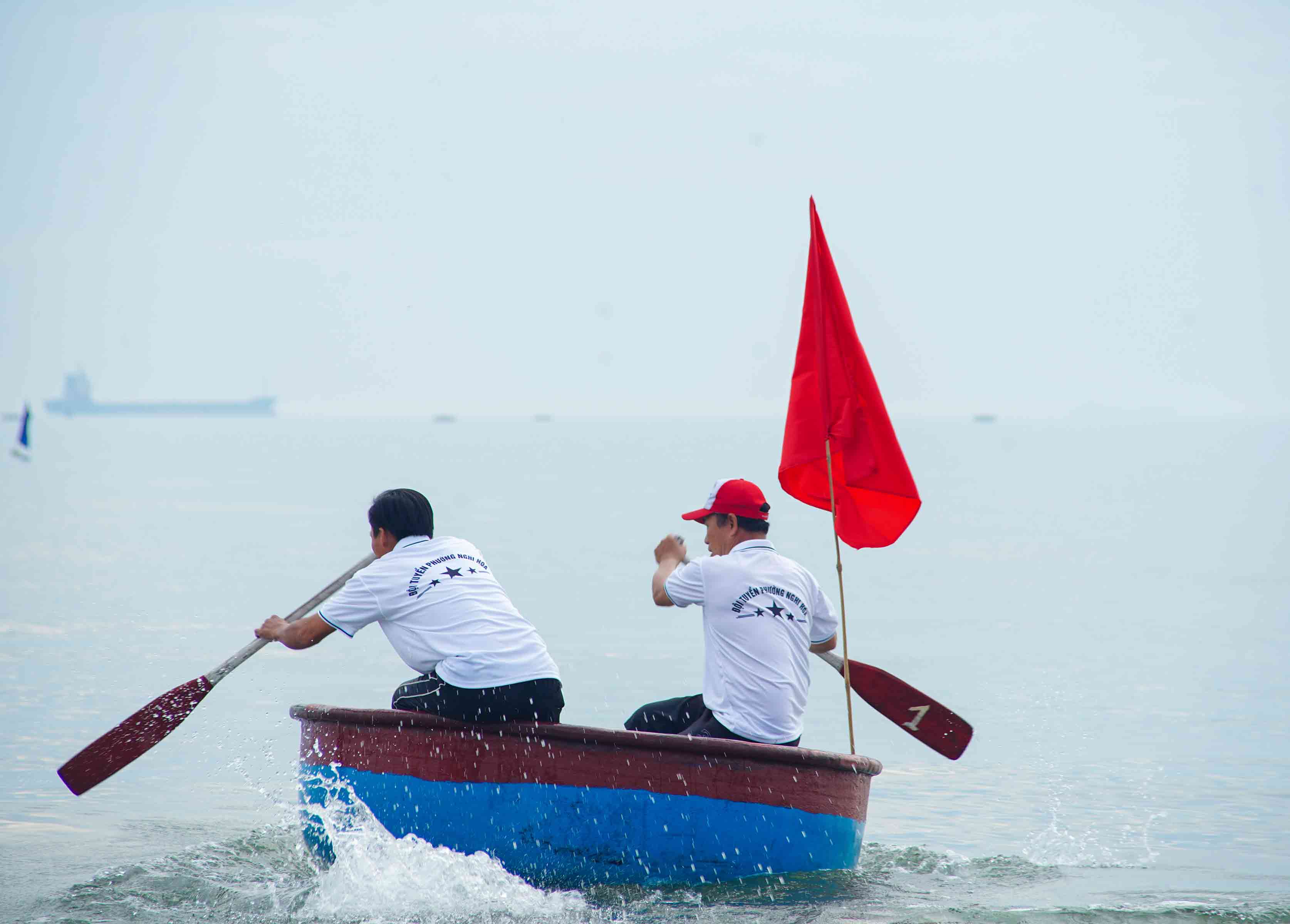 Sau khi co tin hieu xuat phat cua trong tai, cac doi nhanh chong day thuyen tien vao lan dua.