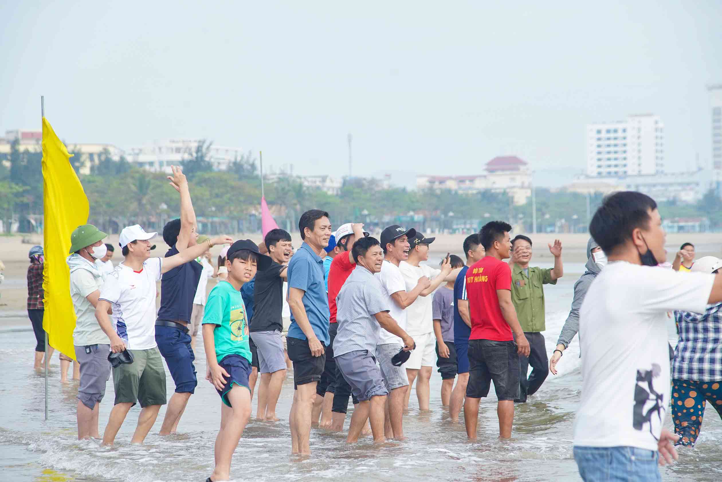 Cac co dong vien co vu nhiet tinh cho cac doi.