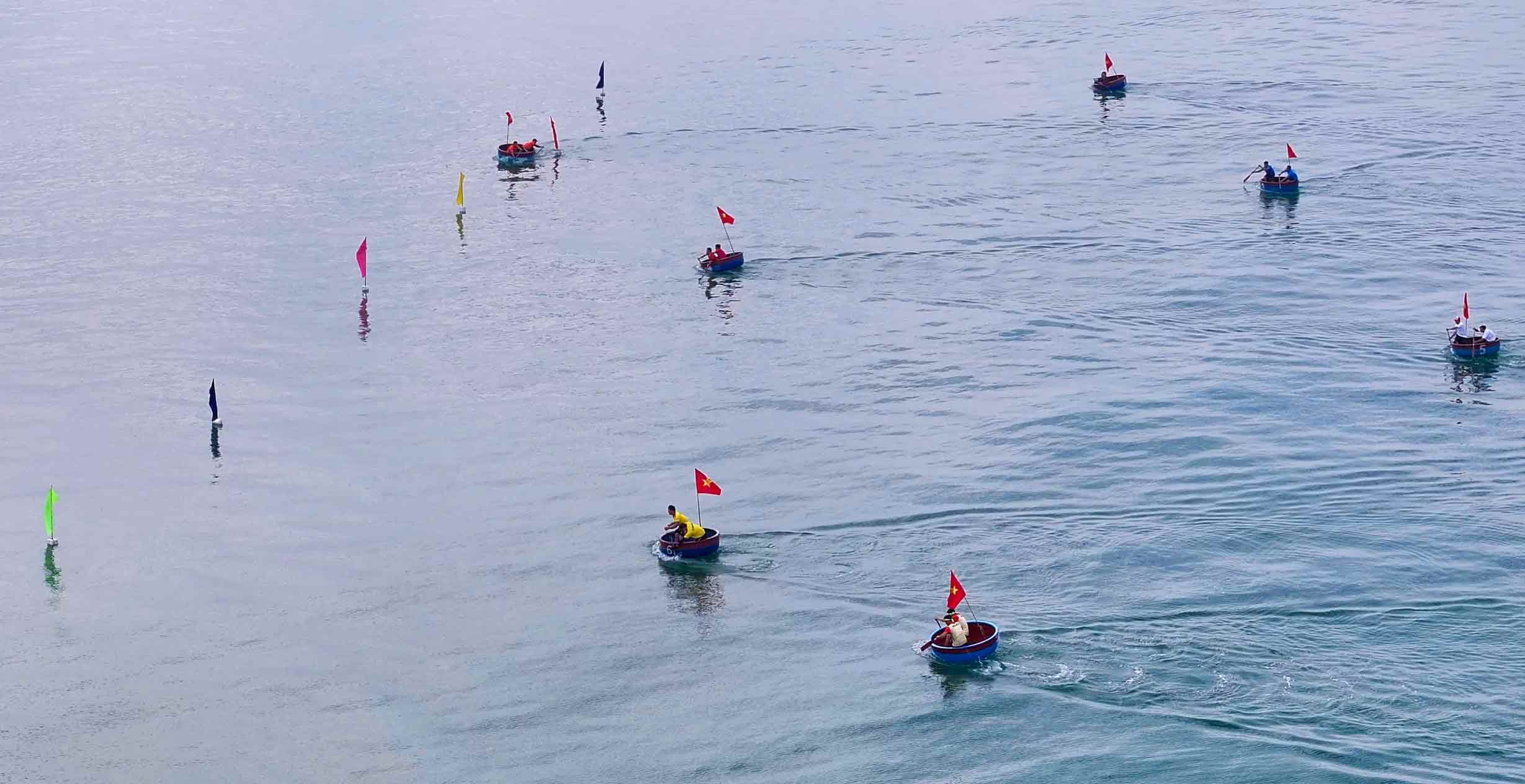 Cac doi canh tranh gay gat o vong dua dau tien.