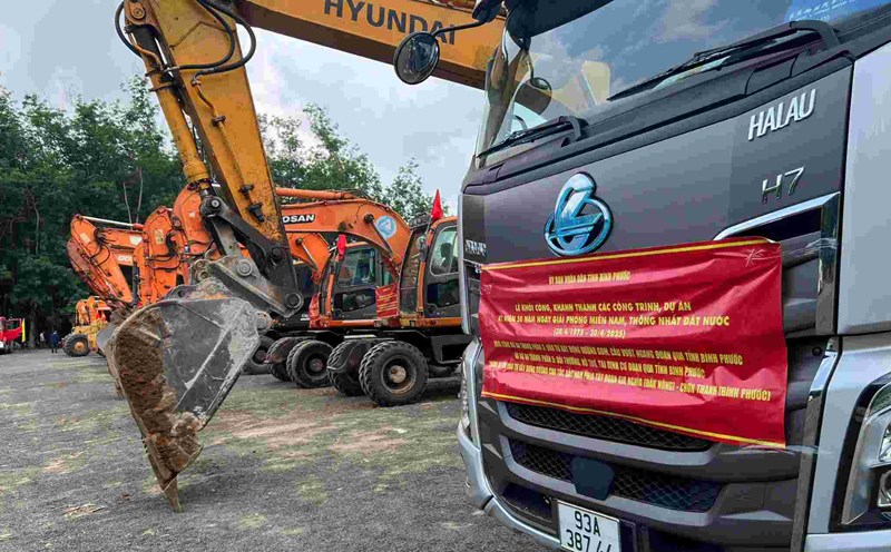 Binh Phuoc province started construction of component project 3 and component 5 of Gia Nghia - Chon Thanh expressway. Photo: Dinh Trong