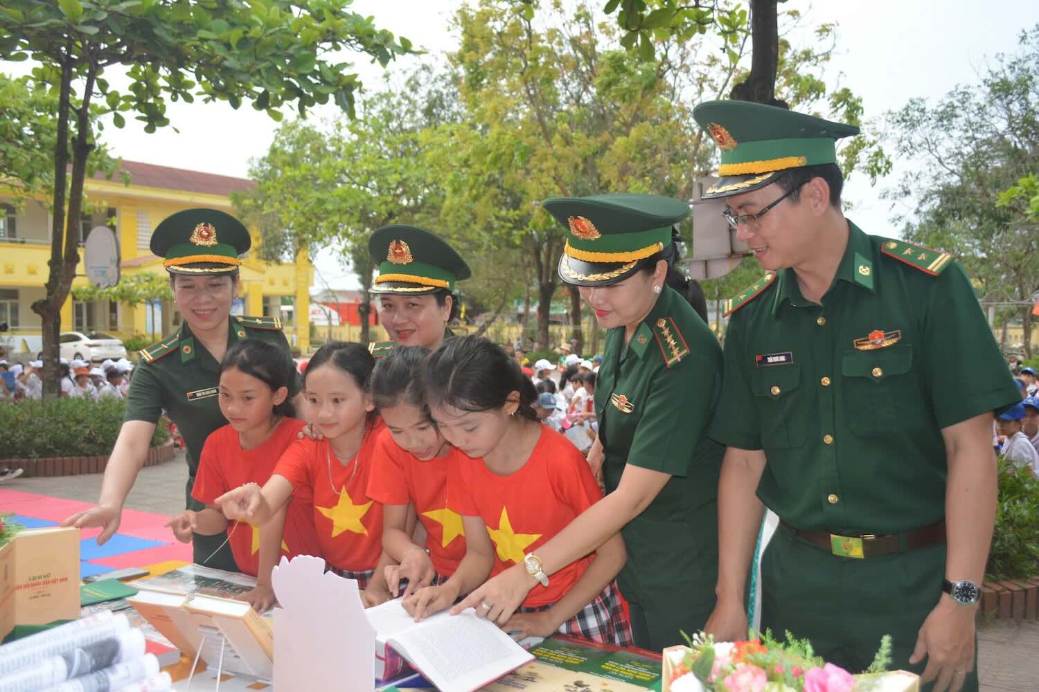 Quang Binh Border Guard organizes reading, reviewing history and giving gifts to disadvantaged students.