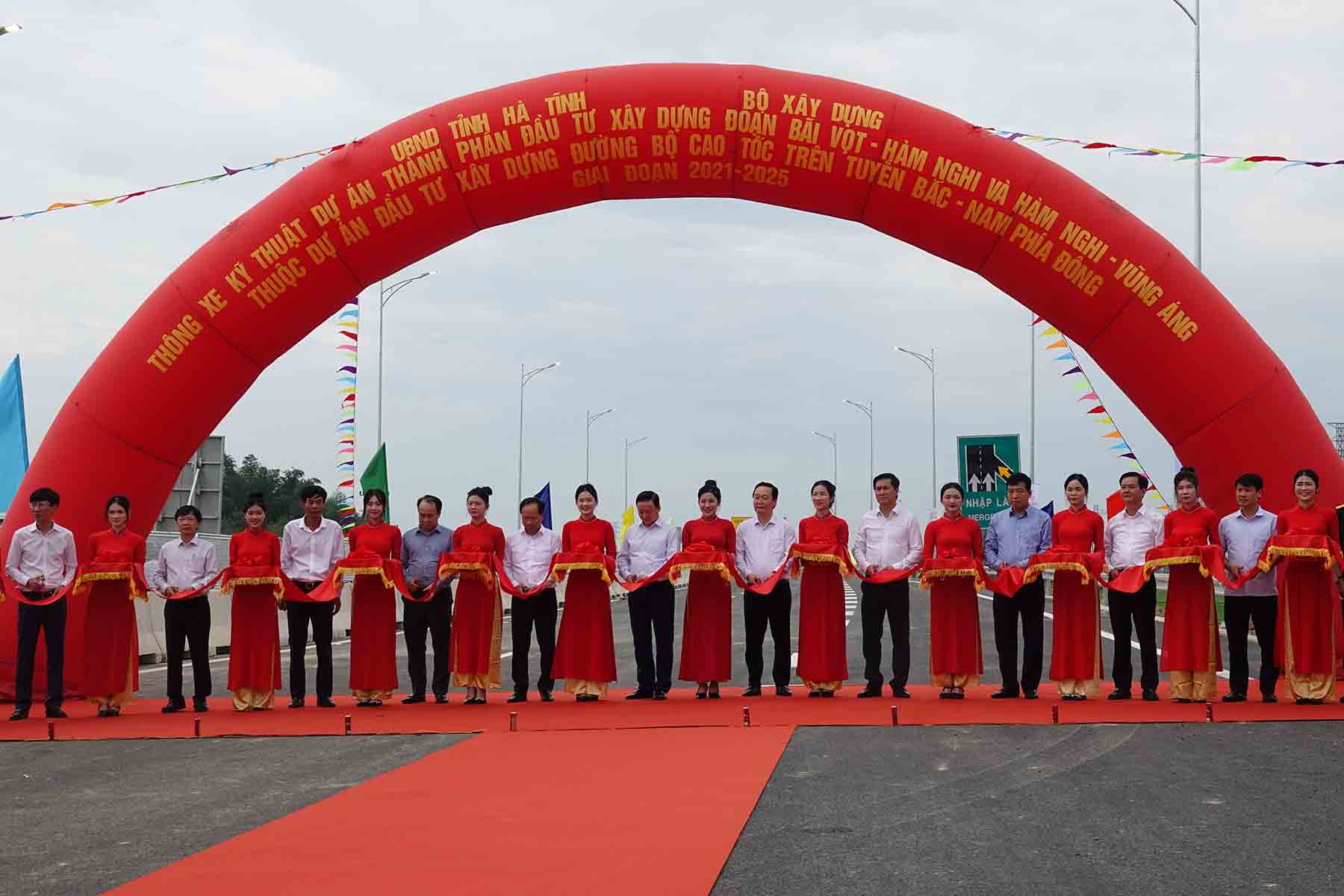 La ceremonia de corte de cinta del trafico tecnico 2 proyectos de la autopista norte - sur a traves de Ha Tinh incluye Bai Vot - Ham Nghi y Ham Nghi - Vung Ang. Foto: Tran Tuan.