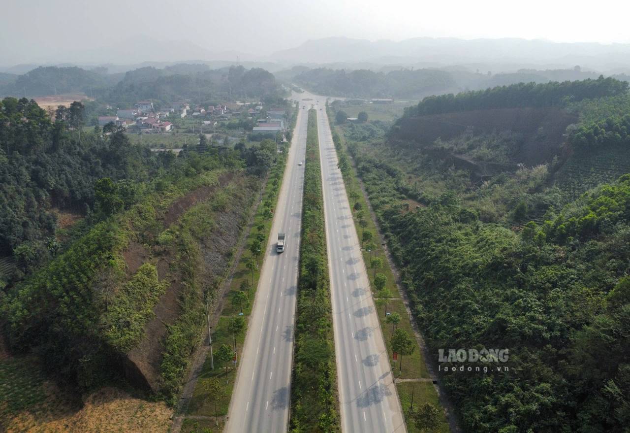 The road connecting National Highway 37 and National Highway 32C with Noi Bai - Lao Cai Expressway put into use contributes to socio-economic development as well as creates a breakthrough for Yen Bai province. Photo: Van Duc.