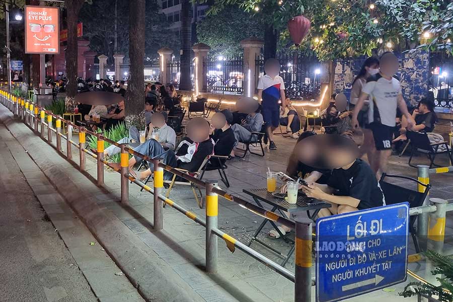 Clearing water shops and street vendors to occupy the walking paths of people in Hanoi