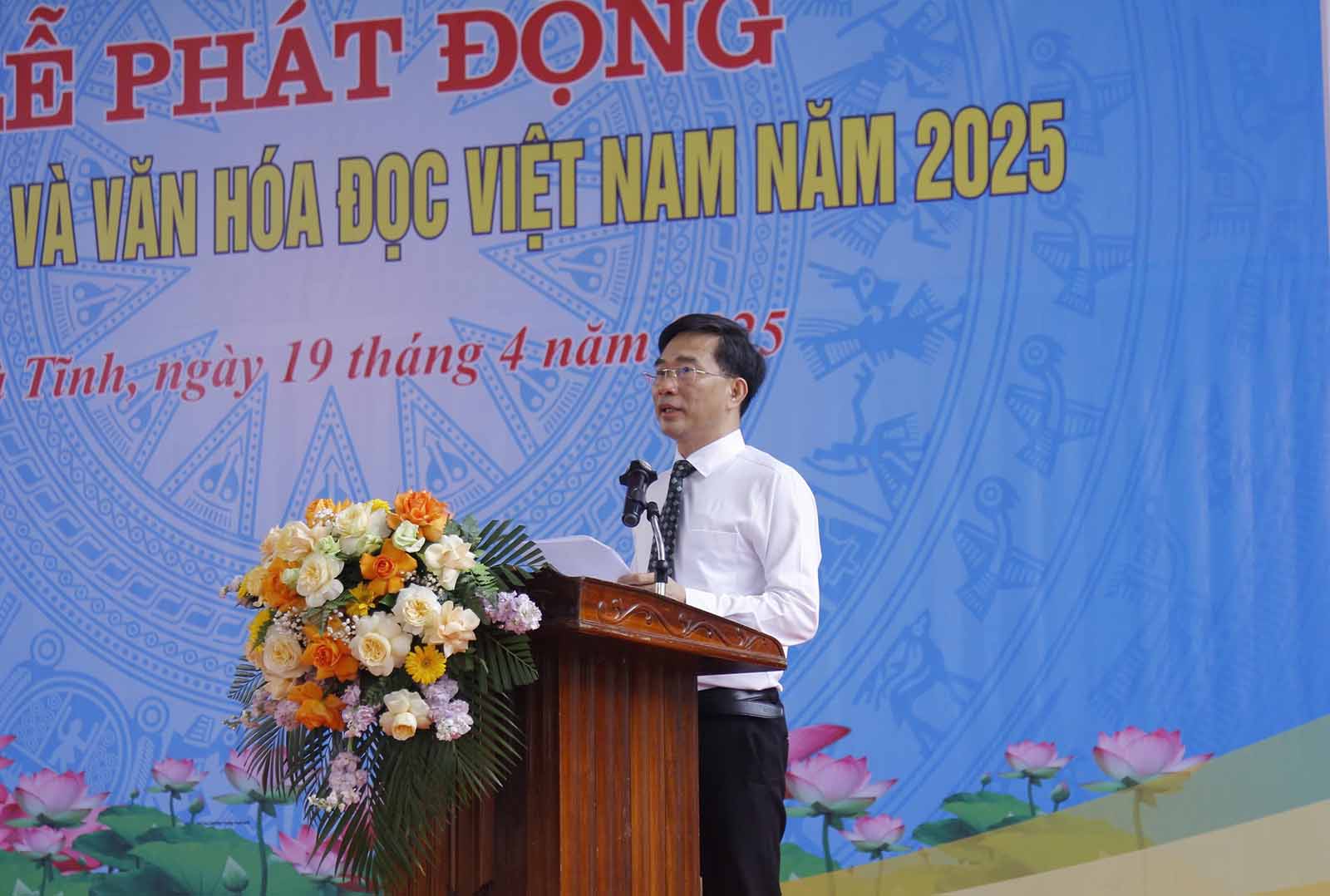 Ong Nguyen Viet Truong - Giam doc So Van hoa, The thao va Du lich Ha Tinh phat dong tai buoi le. Anh: Quang Thin.