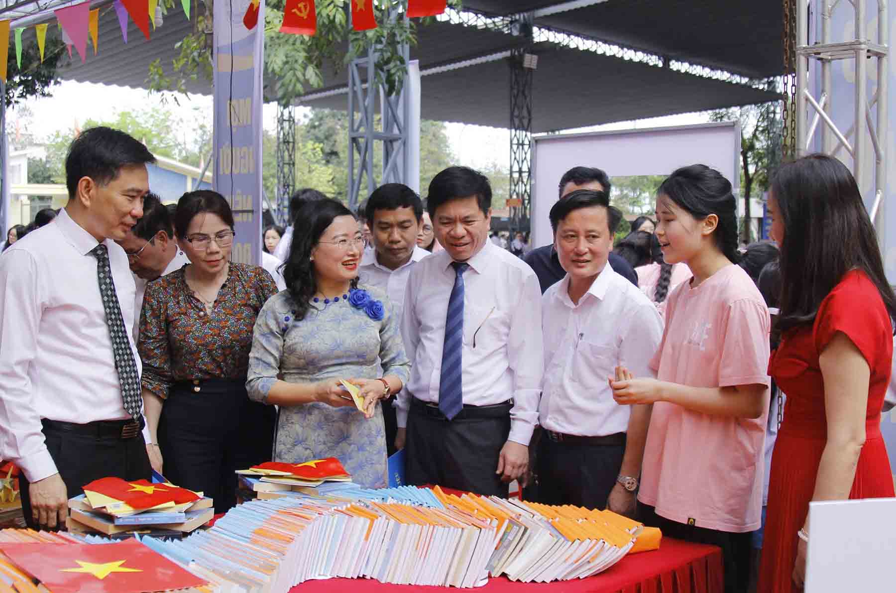 Los delegados visitaron los stands de exposicion de libros en la inauguracion de la Jornada del Libro y la Cultura de la Lectura en Ha Tinh. Foto: El equipo de la policia.