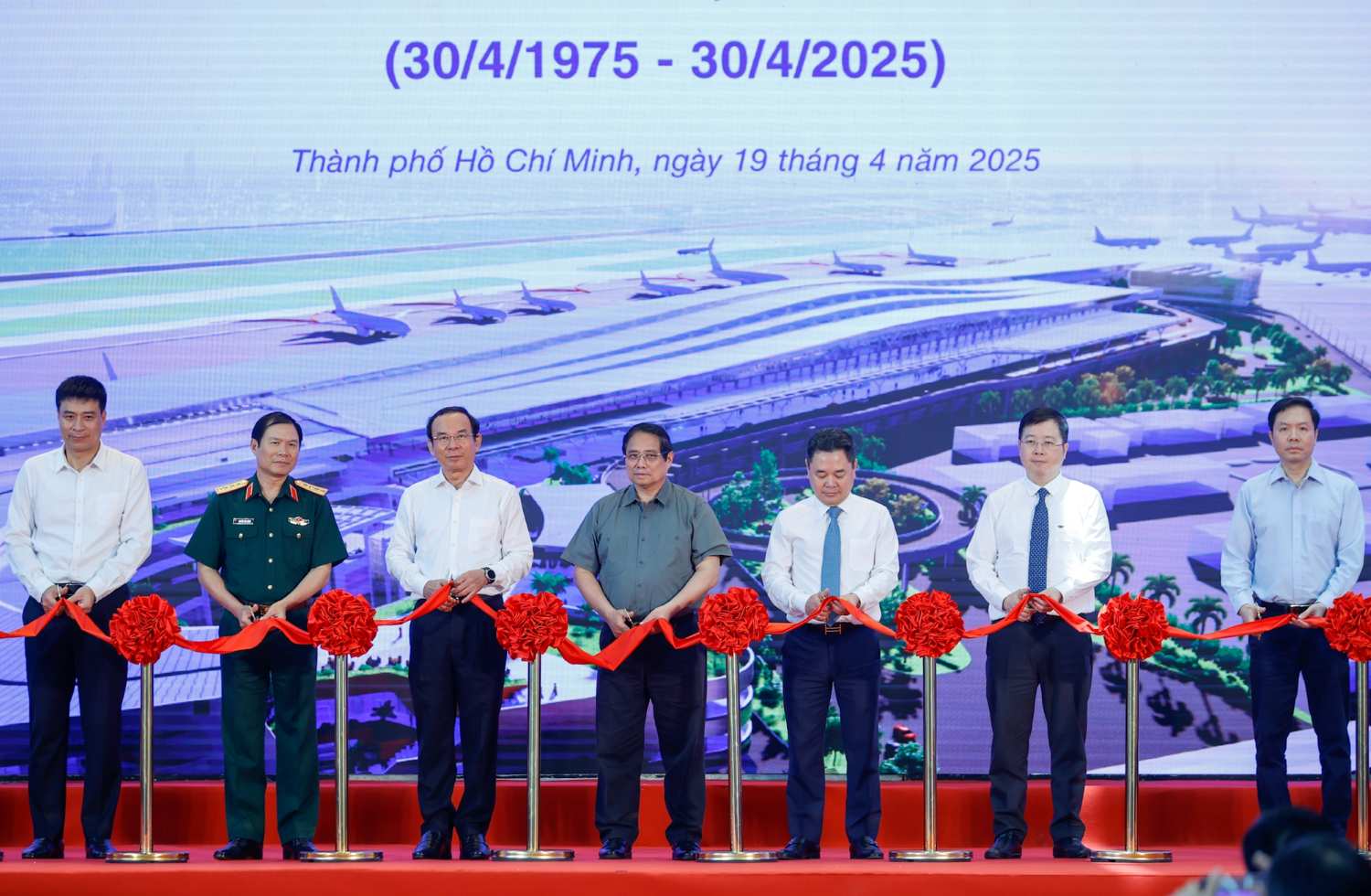 Prime Minister Pham Minh Chinh and delegates cut the ribbon to inaugurate Tan Son Nhat Airport's T3 Terminal. Photo: VGP/Nhat Bac