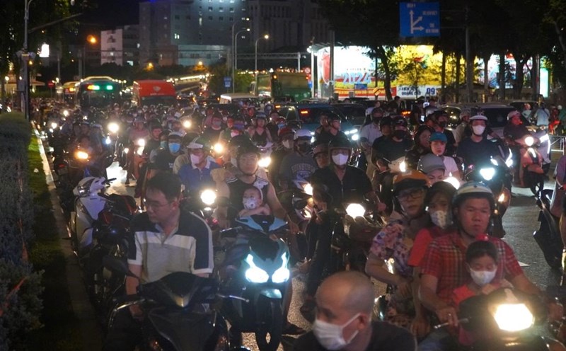 Many roads in the center of Ho Chi Minh City will be closed to traffic tonight. Photo: Chan Phuc