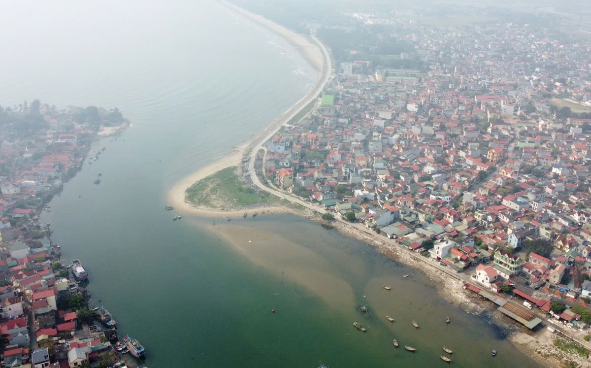Khu vuc cang ca Lach Bang (o thi xa Nghi Son, tinh Thanh Hoa) bi boi lang trong nhieu nam qua. Anh: Quach Du