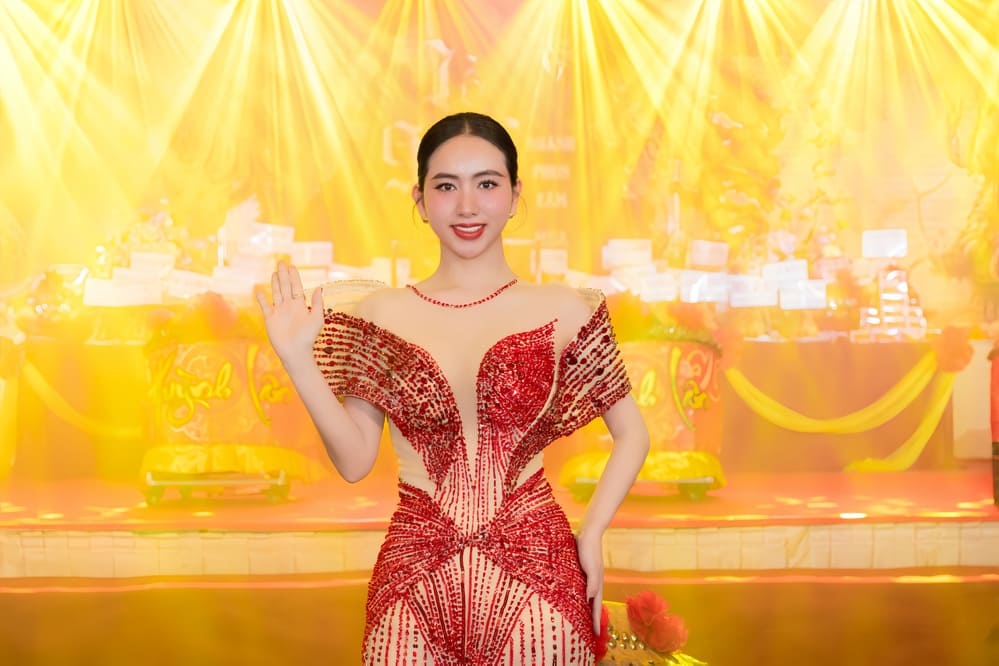Miss Grand Vietnam Businessman 2024 - Truong Linh shows off her slim figure. Photo: Interviewee