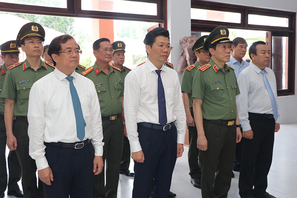 Dai tuong Luong Tam Quang cung doan cong tac va lanh dao tinh Tay Ninh da dang hoa, dang huong tuong niem tai nhieu dia diem trong khuon vien di tich. Anh: Thanh Quan
