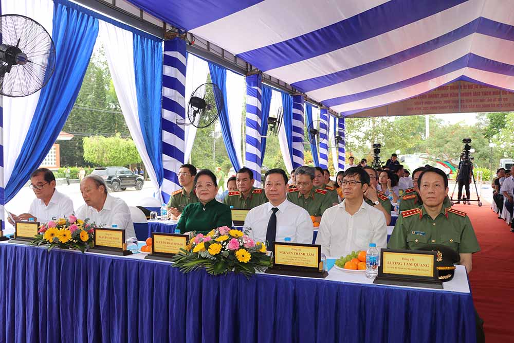 General Luong Tam Quang (right cover) - Politburo member, Minister of Public Security and delegates at the ceremony. Photo: Thanh Quan