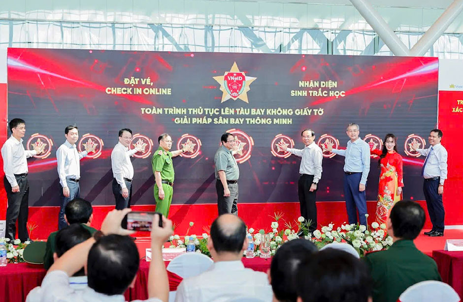 Politburo member, Prime Minister Pham Minh Chinh and delegates pressed the button to activate the implementation of the solution of applying electronic identification, authentication and biometric identification to serve boarding procedures - a new feature on VNeID. Photo: C06