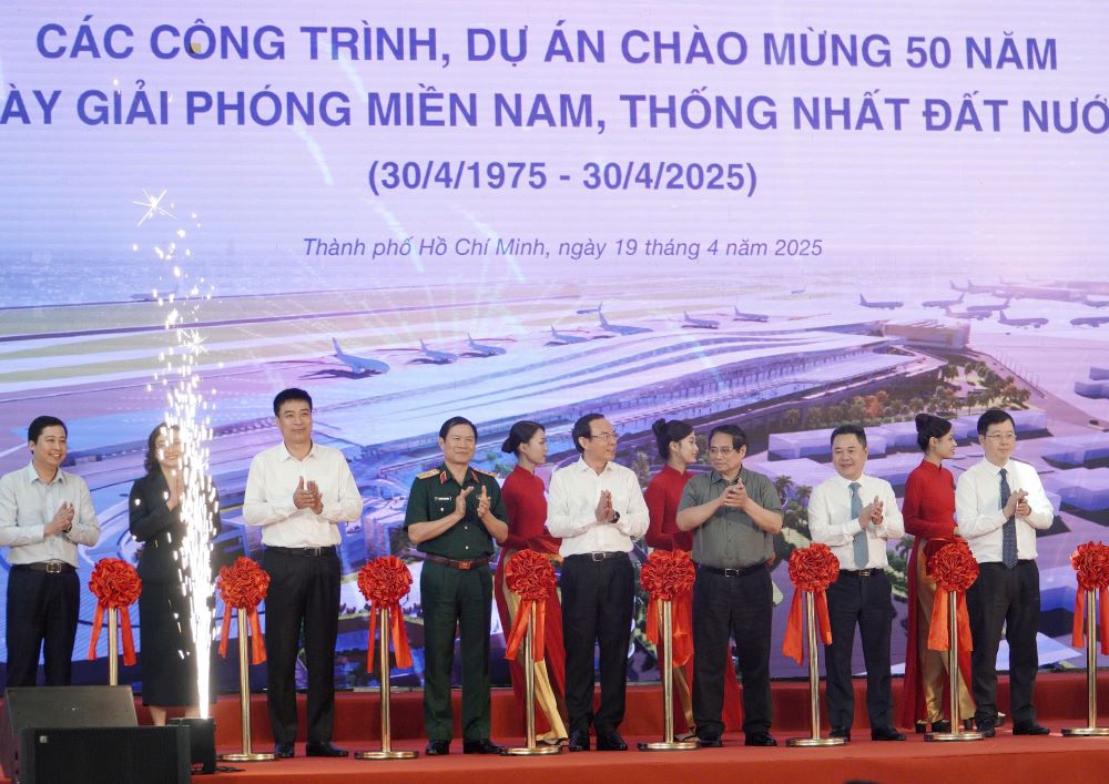 Prime Minister Pham Minh Chinh, Secretary of the Ho Chi Minh City Party Committee Nguyen Van Nen and leaders of ministries, departments and branches have cut the ribbon to inaugurate Terminal T3 - Tan Son Nhat International Airport.
