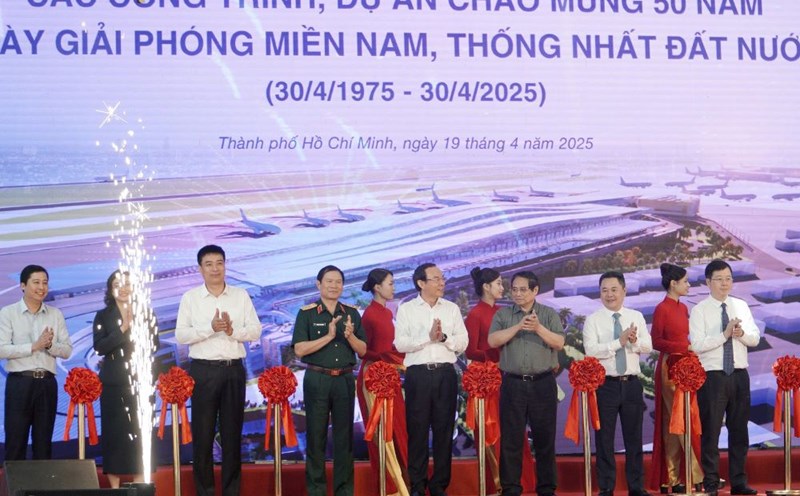Prime Minister Pham Minh Chinh, Secretary of the Ho Chi Minh City Party Committee Nguyen Van Nen and leaders of ministries, departments and branches have cut the ribbon to inaugurate Terminal T3 - Tan Son Nhat International Airport.