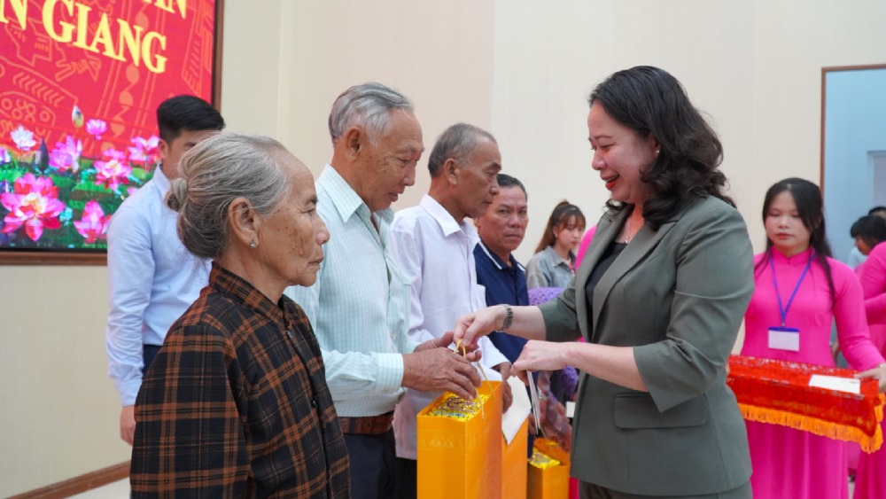 Vice President Vo Thi Anh Xuan presented gifts to families of martyrs, poor households, and students in difficult circumstances in the border district of Giang Thanh. Photo: Nam Phuong