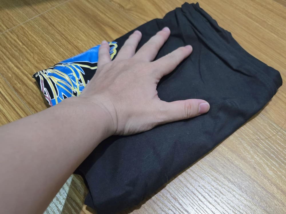 Old T-shirts are one of the items that can be cleaned quickly and effectively. Photo: Dat