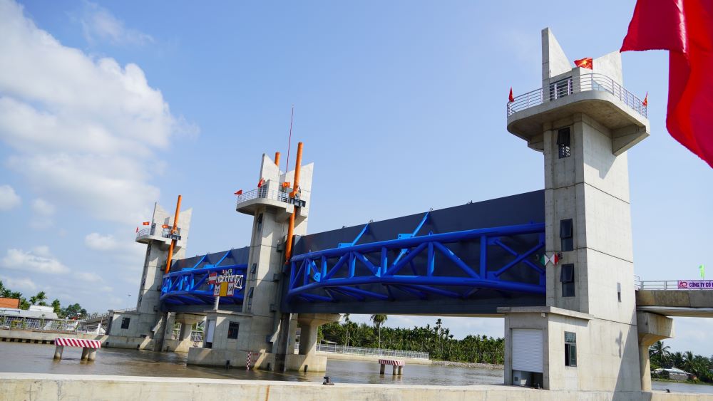 Rach mop sluice gate comes into operation, serving salinity control, protecting fresh water sources for Soc Trang and Hau Giang provinces