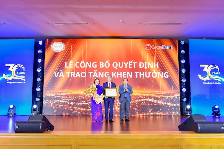 Co-opBank leaders received a Certificate of Merit from the Governor of the State Bank of Vietnam for their outstanding achievements in contributing to the completion of Banking tasks presented by Comrade Doan Thai Son - Deputy Governor of the State Bank of Vietnam at the ceremony to celebrate the 30th anniversary of Co-opBank's establishment.