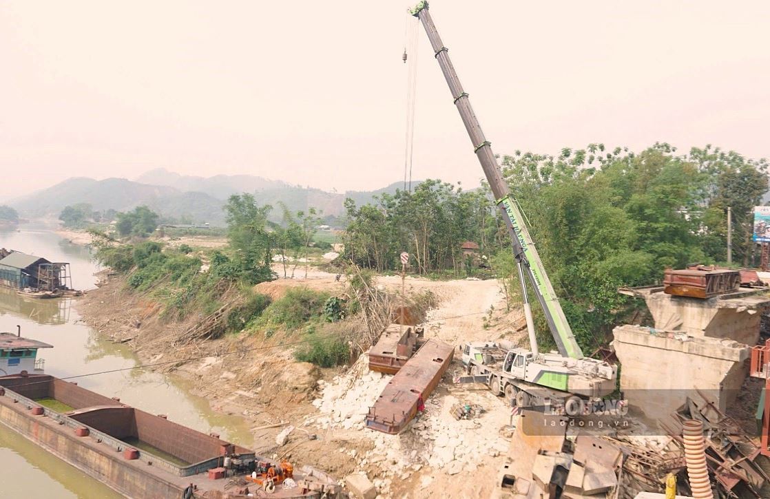 The authorities are salvaging the sand suction ship that was stuck after colliding with To Mau bridge after storm No. 3. Photo: Van Duc.