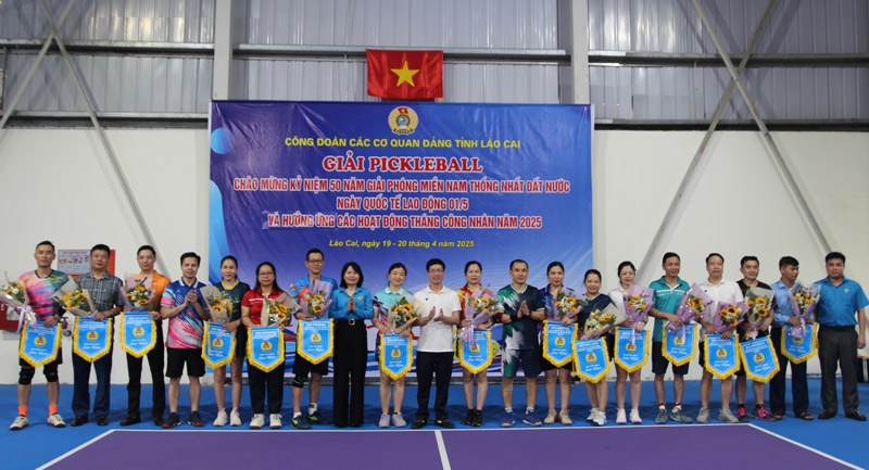 Awarding souvenir flags and flowers to representatives of the teams participating in the Lao Cai Provincial Party Agencies Trade Union Pickleball Tournament. Photo: Trung Nguyen