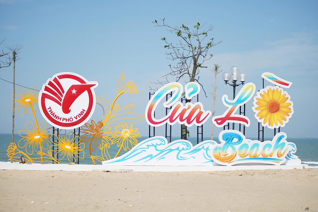 Pho bien Cua Lo rao ruc mua le hoi. Anh: Duy Chuong