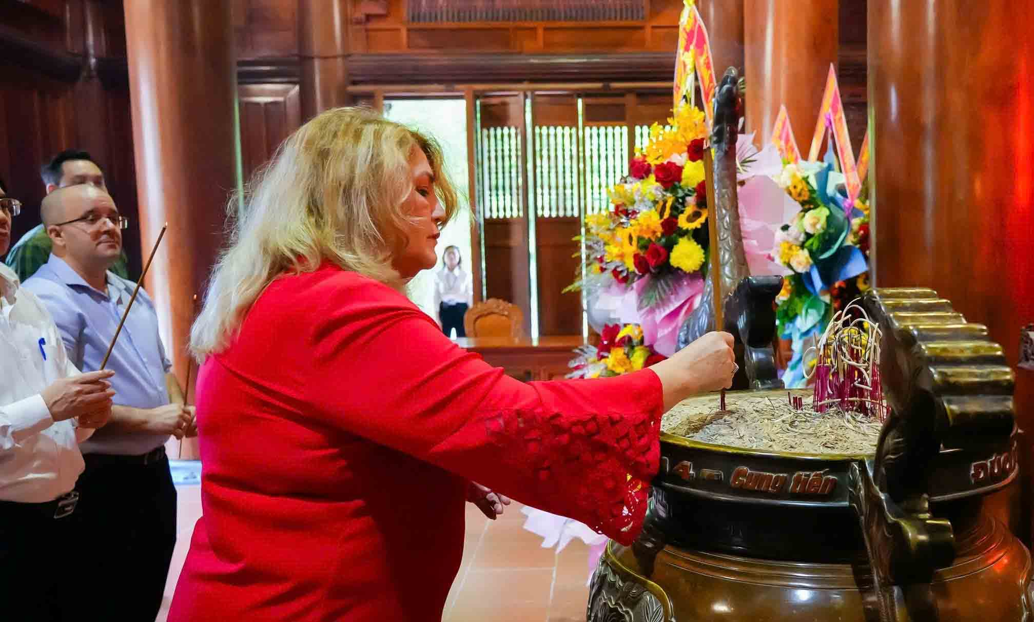 La señora Deivy Perez Martin - Comisionada del Comite Ejecutivo Central del Partido, Primera Secretaria de la Comision Provincial de Sancti Spiritus dedico un homenaje a la memoria del Presidente Ho Chi Minh. Imagen de la pelicula