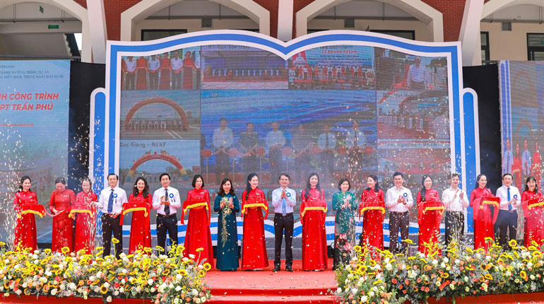 Los delegados cortaron la cinta inaugural de la construccion de la Escuela de Ciencias de la Salud de Tran Phu. Imagen: El te de la huang