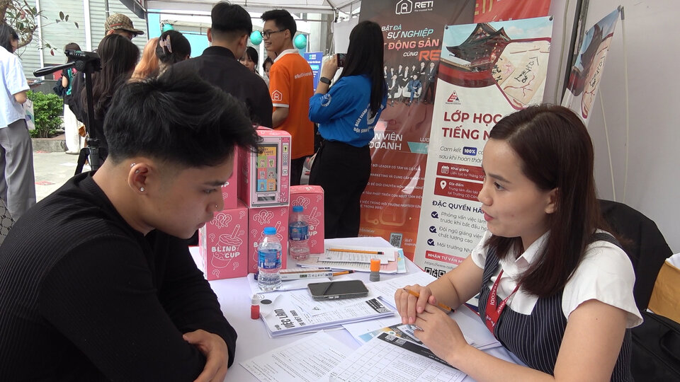 High-quality labor competition in the AI-era job market