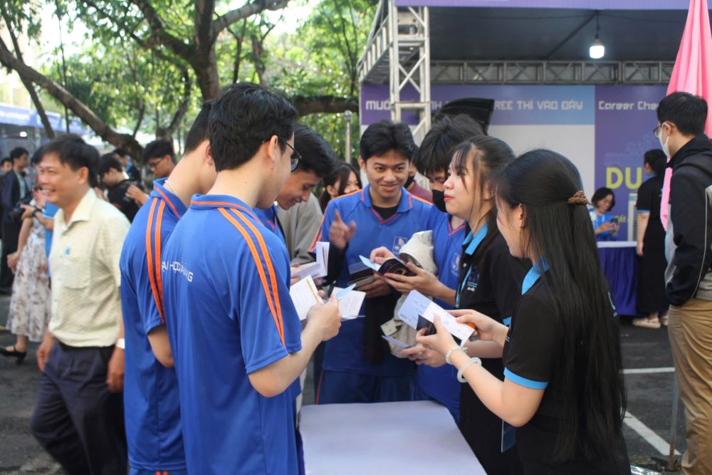 More than 7,000 jobs at the Da Nang University of Science and Technology Job Fair. Photo: Thanh Huyen