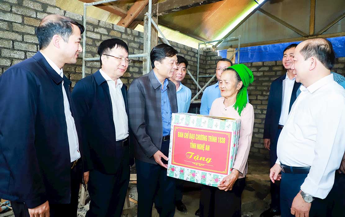 El jefe provincial de Yin An visito, dio regalos para animar a la gente del distrito de Con Cuong. Imagen: Ciudad del Fuego