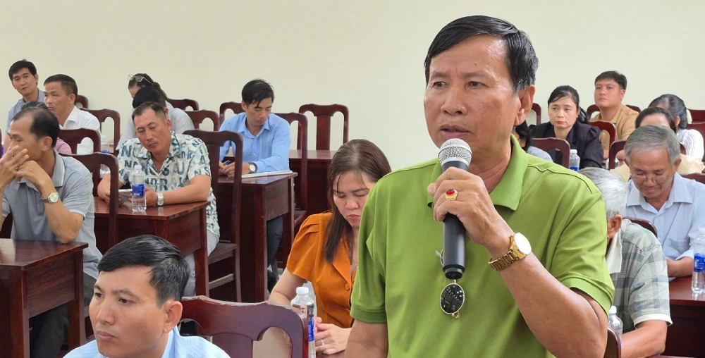 El elector de la comuna de Caiyang, provincia de Fuquan, ha presentado una peticion en la reunion. Imagen de la pagina web de la organizacion