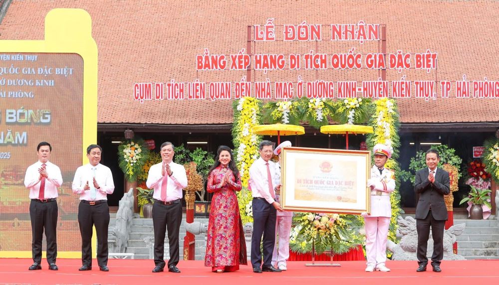 El viceministro de Cultura, Deportes y Turismo, Huang Dian, otorgo la clasificacion de Monumento Nacional Especial del conjunto de monumentos relacionados con el monasterio. Foto: El equipo de la Marina