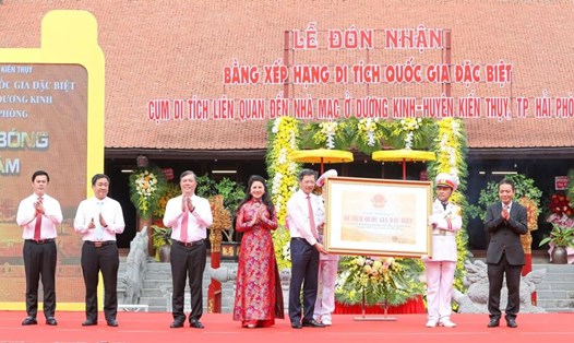 Thứ trưởng Bộ Văn hóa - Thể thao và Du lịch Hoàng Đạo Cương trao Bằng xếp hạng Di tích quốc gia đặc biệt Cụm di tích liên quan đến nhà Mạc. Ảnh: Cổng TTĐT Hải Phòng