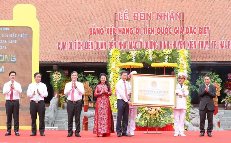 Deputy Minister of Culture, Sports and Tourism Hoang Dao Cuong presented the Certificate of ranking as a special national relic of the Relic Cluster related to the Mac Dynasty. Photo: Hai Phong Portal