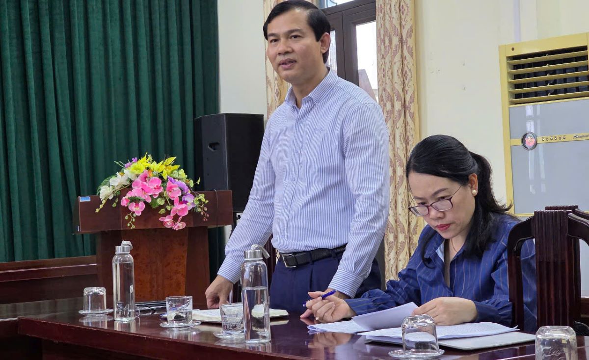 Mr. Nguyen Anh Tuan - Deputy Director in charge of the Department of Culture, Sports and Tourism of Thai Binh informed about the plan to collect public opinions in the province regarding the project to merge provincial and commune-level administrative units. Photo: Trung Du