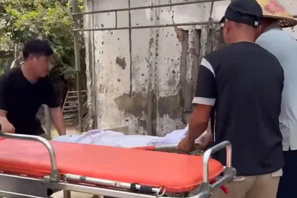 El cuerpo de la victima fue llevado a su casa para ser enterrado. Foto de Xu Tuan.