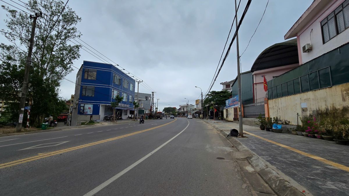 Although leased a plot of land on a beautiful road with a favorable location, the Central Trade Center is still abandoned. Photo: Hung Tho