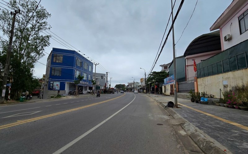 Although leased a plot of land on a beautiful road with a favorable location, the Central Trade Center is still abandoned. Photo: Hung Tho