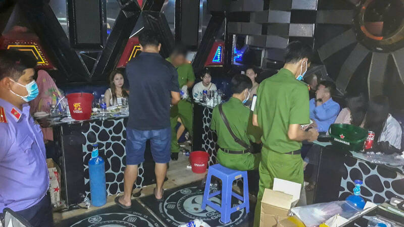 Caught 21 subjects entering a karaoke bar using drugs. Photo: Provided by the police