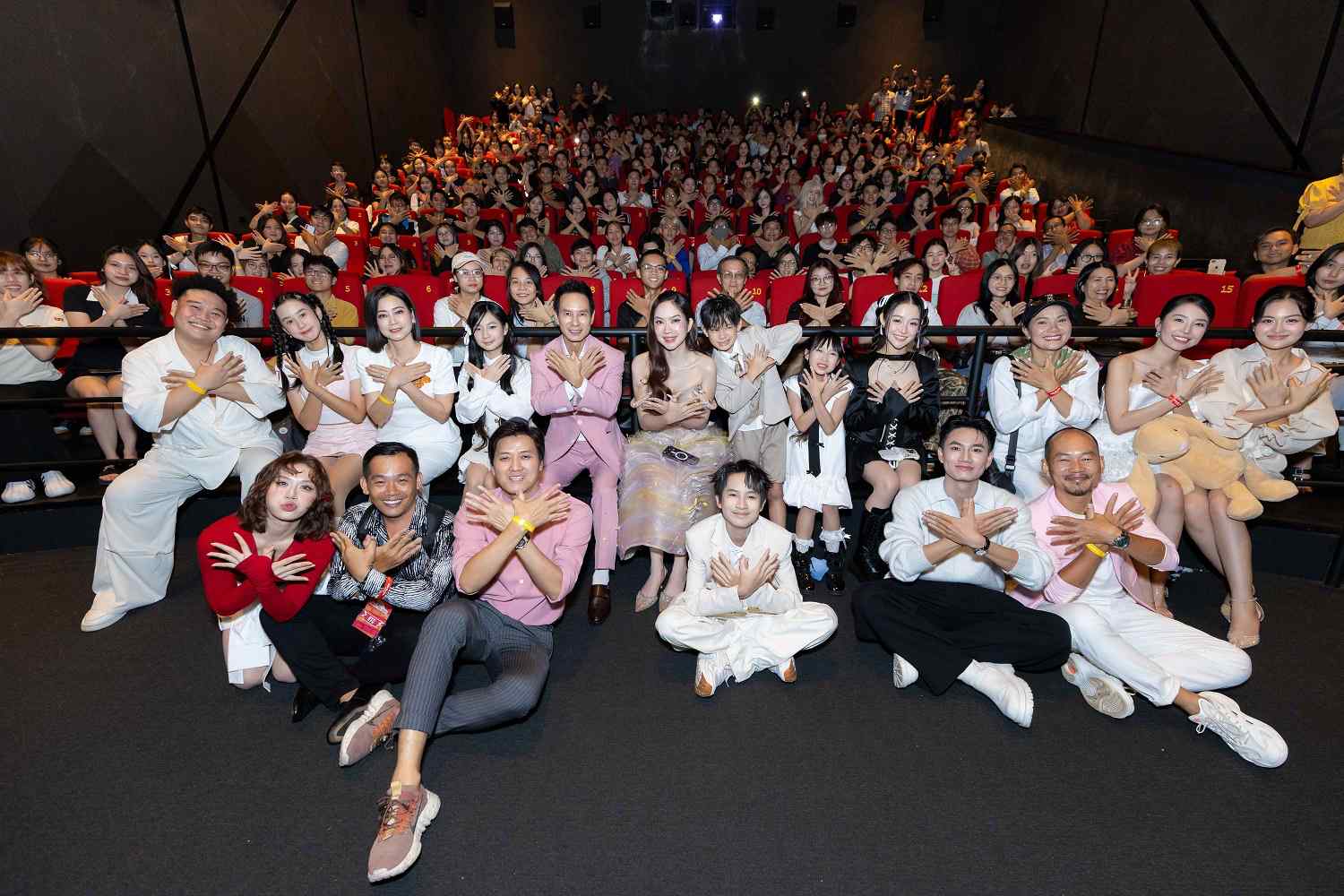 Ly Hai and the crew of the movie Lat mat 8. Photo: CGV