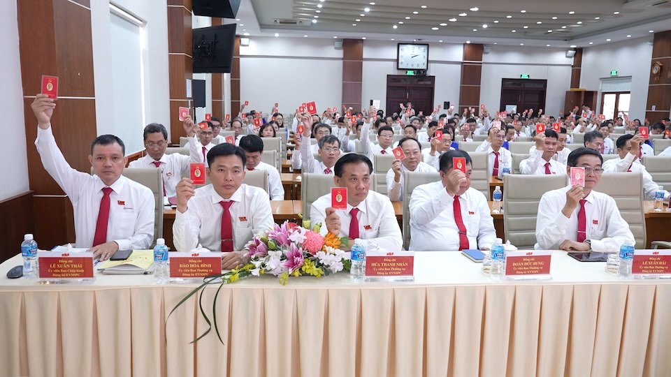 Đại biểu tham gia biểu quyết tại đại hội. Ảnh: EVNSPC