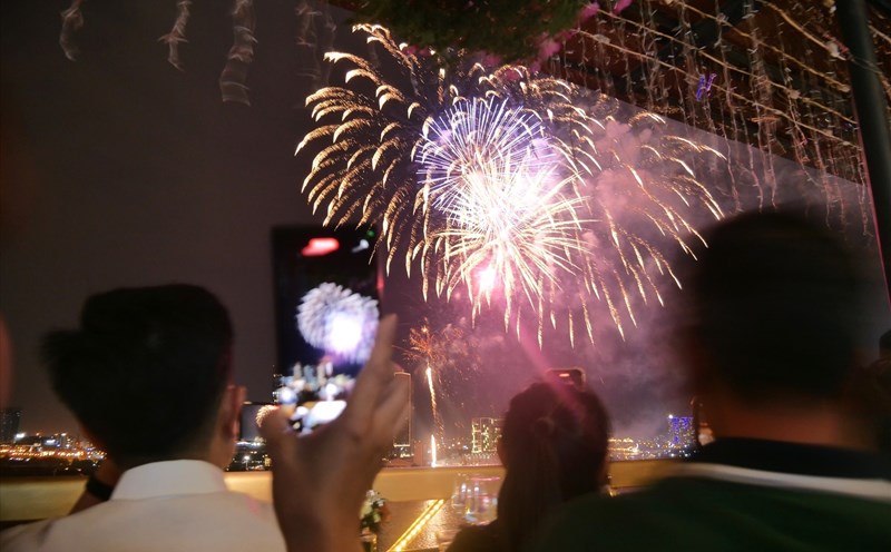 El 19 de abril, la ciudad de Hubei organizo fuegos artificiales en varios lugares para servir a los residentes y visitantes con motivo de la fiesta del 30 de abril. Ciudad de Mexico prohibe el trafico en algunas rutas centrales. Foto: Su hermano