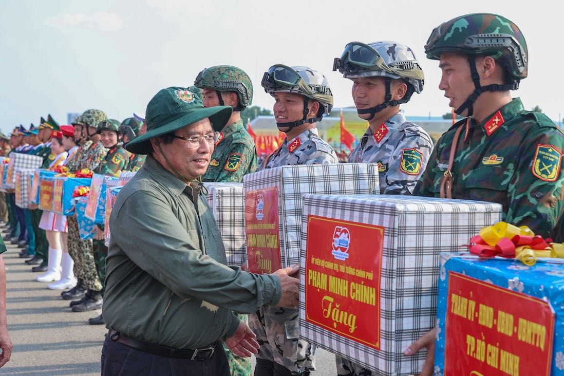 Prime Minister Pham Minh Chinh encouraged and presented gifts to the Army, militia, and police forces who are practicing to participate in the parade and parade to celebrate the 50th anniversary of the Liberation of the South and National Reunification Day. Photo: VGP/Nhat Bac
