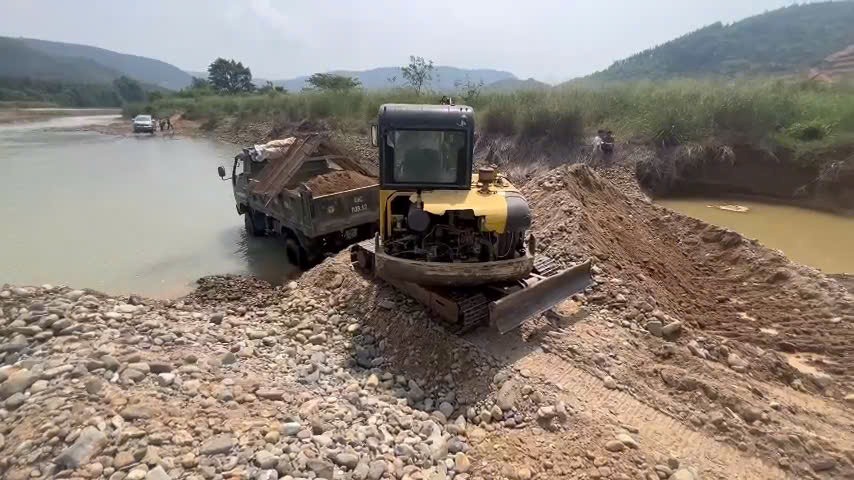 Hiện trường vụ khai thác cát trái phép. Ảnh: Lam Hồng