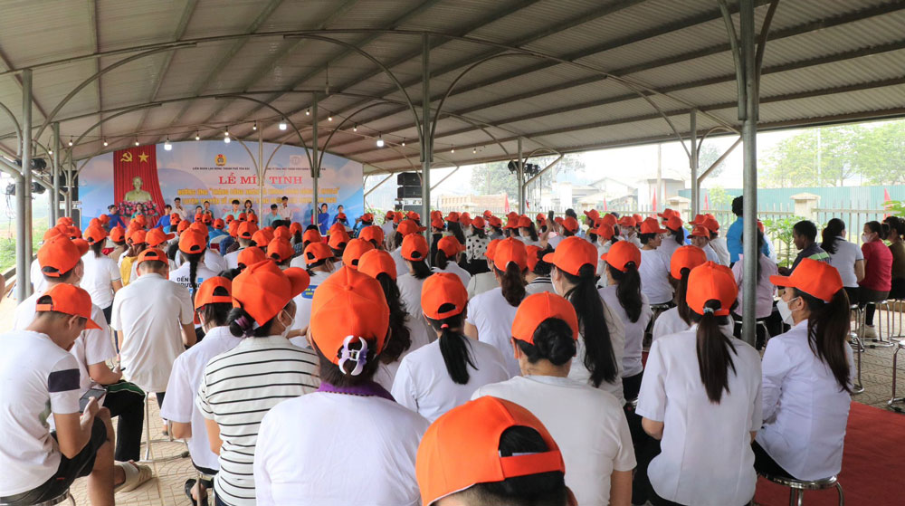 El rally para lanzar el mes de los trabajadores y el mes de accion sobre seguridad y higiene ocupacional en 2025 se celebro en Yen Bai Victory One Member Co., Ltd. (Au Lau Industrial Cluster). Foto: Bao Nguyen
