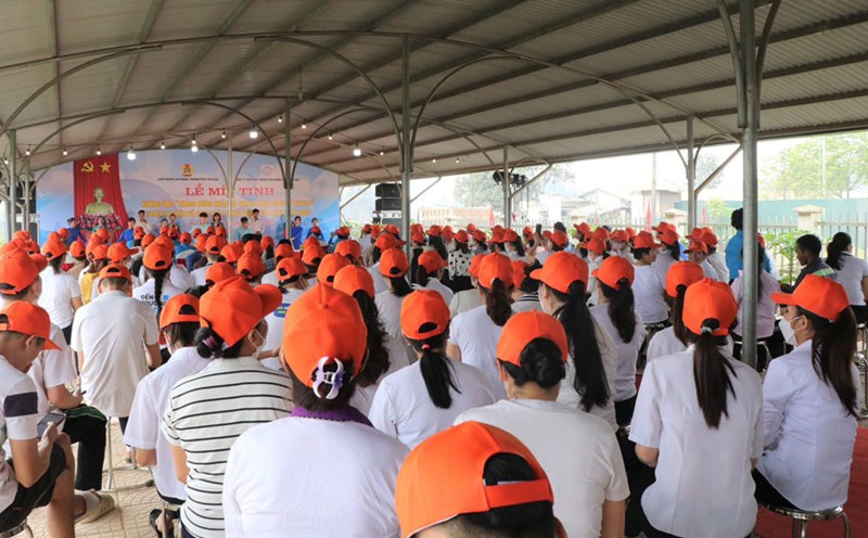 The Rare Rosary Ceremony to launch Workers' Month and Labor Safety and Hygiene Action Month in 2025 was held at Chien Thang Yen Bai One Member Co., Ltd. ( Au Lau Industrial Cluster). Photo: Bao Nguyen