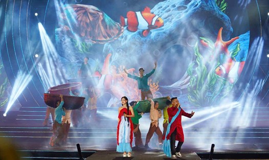 Tiết mục nghệ thuật đặc sắc trong đêm khai hội du lịch biển Cửa Lò. Ảnh: Duy Chương